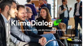 Menchengruppe im Gespräch. Über dem Foto steht: KlimaDialog. Wo sich Basel trifft, um die Klimaziele zu erreichen.